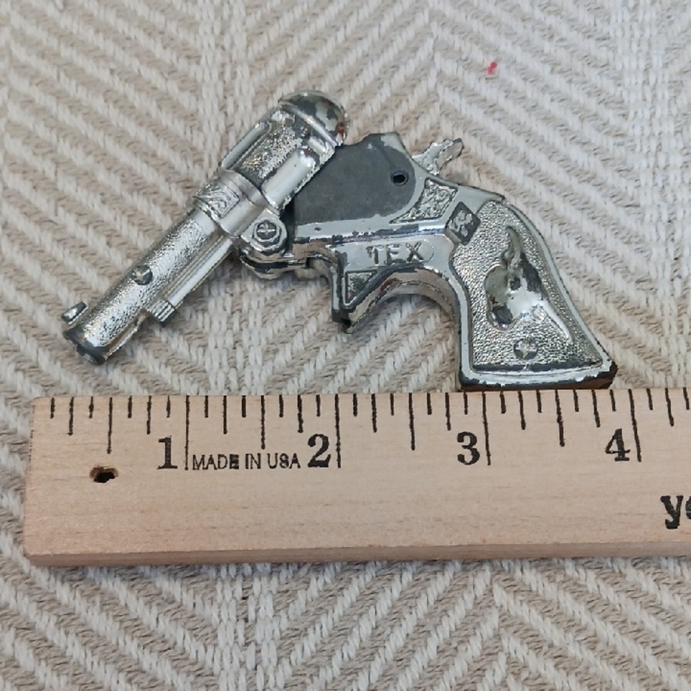 Silver Revolver Brooch - Picture 3 of 6